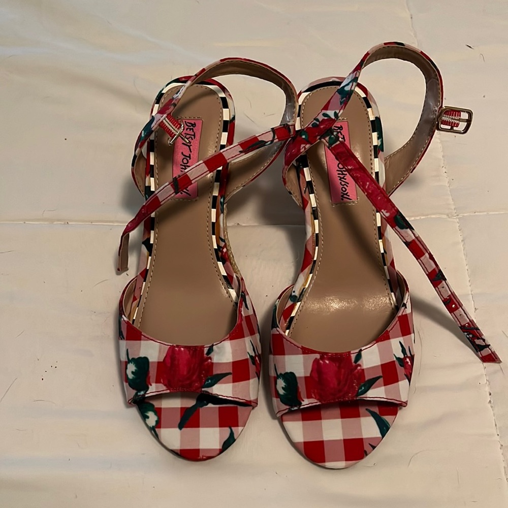 Sweet flowered Betsey Johnson sandals